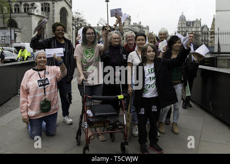 London, Greater London, UK. Apr 23, 2019. La baronne Jenny Jones (centre) à pied au Parlement avec 10 Rébellion protestataire Extinction sélectionné pour fournir des lettres aux députés.Extinction mars protestataires Rébellion de Marble Arch à la place du Parlement, la tentative de livrer des lettres à leur député. Rébellion Extinction militants ont été autorisés à être en place du Parlement mais pas à entrer au Parlement. Après plusieurs tentatives pour livrer les lettres, les militants sont parvenus à un accord avec les députés par la police. Dix militants ont été autorisés à livrer les lettres en compagnie de Barones Banque D'Images