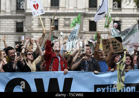 London, Greater London, UK. Apr 23, 2019. Les changements climatiques sont considérés des manifestants derrière une grande banderole criant des slogans pendant la Rébellion Extinction mars à Londres.Extinction mars protestataires Rébellion de Marble Arch à la place du Parlement, la tentative de livrer des lettres à leur député. Rébellion Extinction militants ont été autorisés à être en place du Parlement mais pas à entrer au Parlement. Après plusieurs tentatives pour livrer les lettres, les militants sont parvenus à un accord avec les députés par la police. Dix militants ont été autorisés à livrer les lettres en compagnie de la Baronne Jenny J Banque D'Images