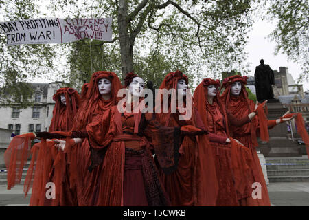 London, Greater London, UK. Apr 23, 2019. Les artistes interprètes ou exécutants démontrer à la place du Parlement au cours de la rébellion Extinction Extinction.mars mars protestataires Rébellion de Marble Arch à la place du Parlement, la tentative de livrer des lettres à leur député. Rébellion Extinction militants ont été autorisés à être en place du Parlement mais pas à entrer au Parlement. Après plusieurs tentatives pour livrer les lettres, les militants sont parvenus à un accord avec les députés par la police. Dix militants ont été autorisés à livrer les lettres en compagnie de la Baronne Jenny Jones (Parti Vert). Philosophe et Gree Banque D'Images