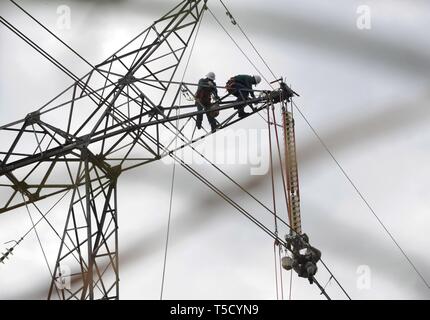 (190424) -- BEIJING, 24 avril 2019 (Xinhua) -- les travailleurs de l'ouest du Brésil Centre d'exploitation et d'entretien de l'entreprise chinoise State Grid Brésil maintenant effectuer une affectation sur une tour de transmission à Itumbiara, Brésil, le 24 juillet 2013. (Xinhua/Weng Xinyang) Banque D'Images