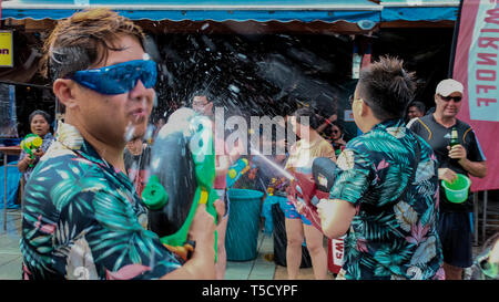 Phuket, Patong, Thaïlande. 13 avr, 2019. Vu les gens s'amusant avec les pistolets à eau au cours de l'événement.Le Festival de Songkran, également connu sous le nom de Nouvel An thaï traditionnel, habituellement célébré à la mi-avril. Songkran signifie littéralement de passer ou emménager. Le Songkran Festival est un événement fantastique pour accueillir la nouvelle année. Au cours de cette période, les gens apprécient les divertissements locaux rempli de plaisir et d'amusement. Credit : Syaiful Redzuan SOPA/Images/ZUMA/Alamy Fil Live News Banque D'Images