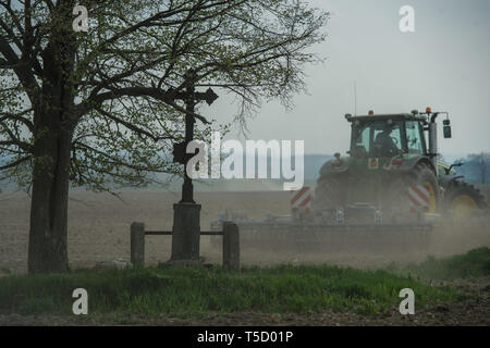 La sécheresse du sol dans les champs près de Sedlec et Zbudov, Ceske Budejovice, District de la région de Bohême du Sud, la République tchèque, le mardi 23 avril 2019. L'étendue de la sécheresse agricole en République tchèque a connu une croissance constante au cours des mois, touchant la quasi-totalité du pays, avec près de la moitié de son territoire souffrant de pire degré, Miroslav Trnka, un des auteurs de la sécheresse InterSucho-monitoring project, a dit à CTK sur Avril, 2019. La sécheresse agricole est une situation lorsqu'il n'y a pas assez d'eau dans le sol. (Photo/CTK Vaclav Pancer) Banque D'Images