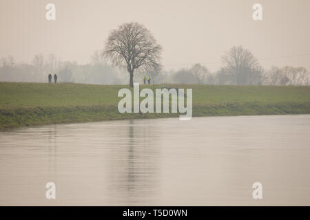 06 avril 2019, en Rhénanie du Nord-Westphalie, Hagen : cyclistes roulent sur la piste cyclable de la Weser. Photo : Moritz Frankenberg/dpa Banque D'Images