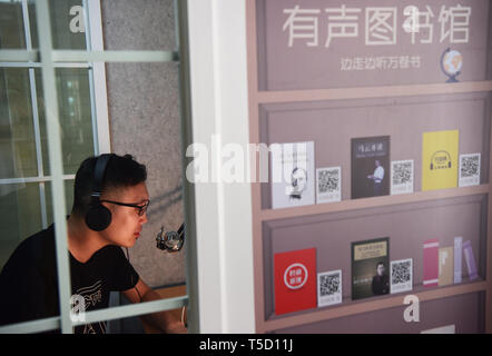 (190424) -- CHONGQING, 24 avril 2019 (Xinhua) -- Un lecteur lit à haute voix la lecture à un pavillon à Nan'An District, sud-ouest de la Chine, la municipalité de Chongqing, le 23 avril 2019. Les lecteurs peuvent lire à haute voix, enregistrer leur son et écoutez des livres audio à la lecture de pavillons. (Xinhua/Wang Quanchao) Banque D'Images