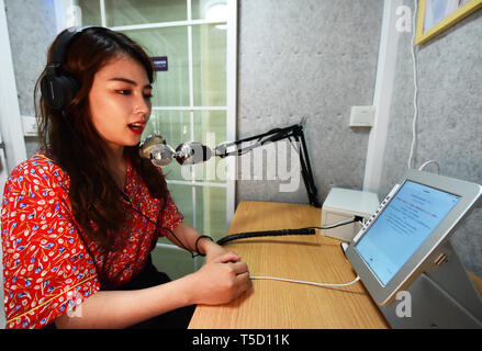 (190424) -- CHONGQING, 24 avril 2019 (Xinhua) -- Un lecteur lit à haute voix la lecture à un pavillon à Nan'An District, sud-ouest de la Chine, la municipalité de Chongqing, le 23 avril 2019. Les lecteurs peuvent lire à haute voix, enregistrer leur son et écoutez des livres audio à la lecture de pavillons. (Xinhua/Wang Quanchao) Banque D'Images