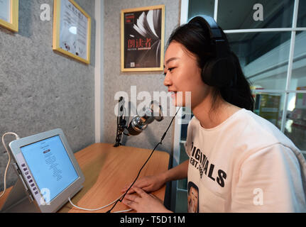 (190424) -- CHONGQING, 24 avril 2019 (Xinhua) -- Un lecteur lit à haute voix la lecture à un pavillon à Nan'An District, sud-ouest de la Chine, la municipalité de Chongqing, le 23 avril 2019. Les lecteurs peuvent lire à haute voix, enregistrer leur son et écoutez des livres audio à la lecture de pavillons. (Xinhua/Wang Quanchao) Banque D'Images