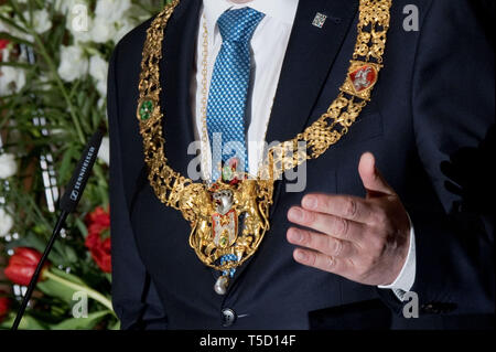 24 avril 2019, Basse-Saxe, Hanovre : Stefan Schostok (SPD), Maire de la ville de Hanovre, prend la parole lors d'une réception de la ville à l'occasion du 75e anniversaire de l'ancien chancelier Schröder dans la nouvelle mairie. Dans l'affaire de l'hôtel de ville de Hanovre, le ministère public a accusé le maire de Shostok l'infidélité. Photo : Julian Stratenschulte/dpa Banque D'Images