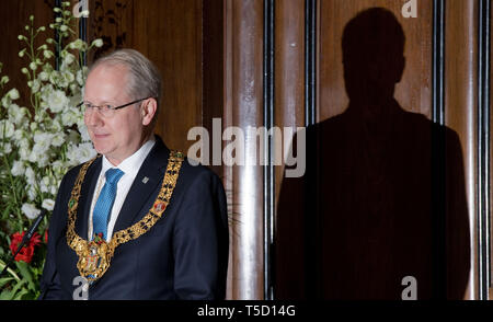 24 avril 2019, Basse-Saxe, Hanovre : Stefan Schostok (SPD), Maire de la ville de Hanovre, est à la réception dans le nouvel hôtel de ville pour marquer le 75e anniversaire de l'ancien chancelier Schröder. Dans l'affaire de l'hôtel de ville de Hanovre, le ministère public a accusé le maire de Shostok l'infidélité. Photo : Julian Stratenschulte/dpa Banque D'Images