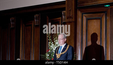 24 avril 2019, Basse-Saxe, Hanovre : Stefan Schostok (SPD), Maire de la ville de Hanovre, prend la parole lors d'une réception de la ville à l'occasion du 75e anniversaire de l'ancien chancelier Schröder dans la nouvelle mairie. Dans l'affaire de l'hôtel de ville de Hanovre, le ministère public a accusé le maire de Shostok l'infidélité. Photo : Julian Stratenschulte/dpa Banque D'Images