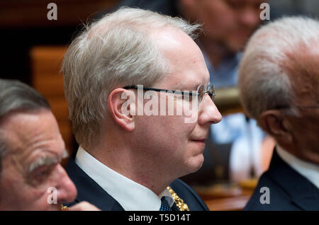 24 avril 2019, Basse-Saxe, Hanovre : Stefan Schostok (SPD), Maire de la ville de Hanovre, est assis à une réception dans le nouvel hôtel de ville pour célébrer le 75e anniversaire de l'ancien chancelier Schröder. Dans l'affaire de l'hôtel de ville de Hanovre, le ministère public a accusé le maire de Shostok l'infidélité. Photo : Julian Stratenschulte/dpa Banque D'Images