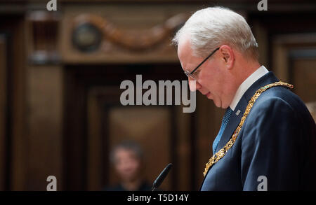 24 avril 2019, Basse-Saxe, Hanovre : Stefan Schostok (SPD), Maire de la ville de Hanovre, est à la réception dans le nouvel hôtel de ville pour marquer le 75e anniversaire de l'ancien chancelier Schröder. Dans l'affaire de l'hôtel de ville de Hanovre, le ministère public a accusé le maire de Shostok l'infidélité. Photo : Julian Stratenschulte/dpa Banque D'Images