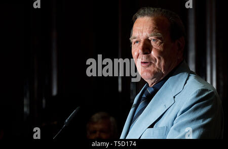 Hanovre, Allemagne. Apr 24, 2019. L'ancien chancelier allemand Gerhard Schröder (SPD) prend la parole lors d'une réception organisée par la ville de Hanovre, pour marquer son 75e anniversaire dans la nouvelle mairie. Credit : Julian Stratenschulte/dpa/Alamy Live News Banque D'Images