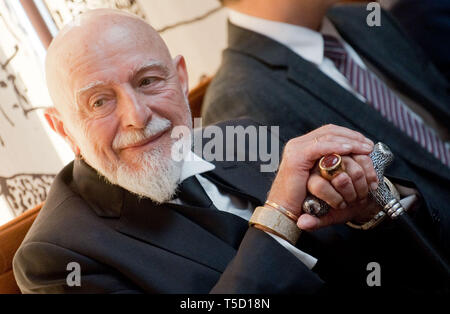 Hanovre, Allemagne. Apr 24, 2019. Markus Lüpertz artiste est assis à une réception de la ville de Hanovre, pour le 75e anniversaire de l'ancien chancelier Schröder dans la nouvelle mairie. Credit : Julian Stratenschulte/dpa/Alamy Live News Banque D'Images