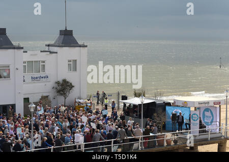 Clacton On Sea, Essex, Royaume-Uni. 24 avril, 2019. Clacton On Sea Essex Nigel Farage chef du parti Brexit est titulaire d'un rassemblement à l'entrée de la jetée dans ce qui a été décrit comme 'les plus ville eurosceptique dans le pays en matière de crédit : MARTIN DALTON/Alamy Live News Banque D'Images