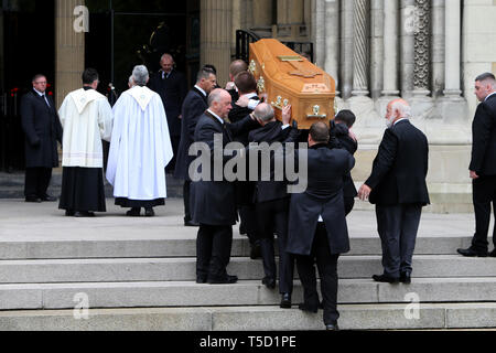 Belfast, County Antrim, Northern Ireland, 24 avril, 2019 - Le cercueil de Mme Lyra McKee est effectué dans St Anne's Cathedral, Donegall Street, Belfast. Mme McKee, un des journalistes, 29, a reçu une balle dans la tête jeudi soir tout en observant des émeutes au Cœur du domaine Creggan. La nouvelle IRA a admis la responsabilité de l'assassinat du journaliste Lyra McKee. Paul McErlane/Alamy Live News Banque D'Images