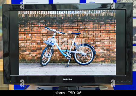 Bibliothèque de Bournemouth, Bournemouth, Dorset, UK. Apr 24, 2019. Les résidents ont la possibilité d'obtenir un premier aperçu de la Beryl motos, rencontrez l'équipe de Beryl et en savoir plus, visant à obtenir plus de personnes à l'aide de vélos et moins de voitures sur les routes. Plan de l'opérateur de lancer Beryl Beryl's premier vélo partager scheme à Bournemouth et Poole le mois prochain avec 50 vélos au départ, passant à 1000. Riders permettra d'obtenir et de laisser les vélos dans 'Baies Béryls' des zones de stationnement, l'accès à l'aide d'une application - les vélos pèsent environ 5kg avec lumières et équipés de GPS. Credit : Carolyn Jenkins/Alamy Live News Banque D'Images