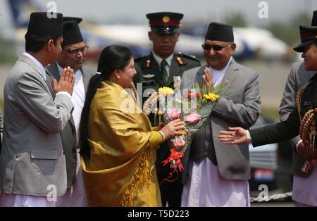 Katmandou, Népal. Apr 24, 2019. Le Président népalais Bidya Devi Bhandari (3L) est salué par le Premier Ministre KP Sharma Oli (5e L) alors qu'elle part pour une visite en Chine à l'aéroport international de Tribhuvan à Katmandou, capitale du Népal, le 24 avril 2019. Le Président népalais Bidya Devi Bhandari laissés pour une visite en Chine mercredi pour assister à la deuxième ceinture et Road Forum de coopération internationale. Credit : Sunil Sharma/Xinhua/Alamy Live News Banque D'Images