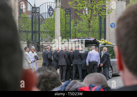 Belfast, en Irlande du Nord, Royaume-Uni. 24 avril 2019. Les funérailles de Lyra McKee a eu lieu à St Anne's Cathedral à Belfast. Le journaliste, âgé de 29 ans, a été assassiné dans la région de Estate Creggan Londonderry jeudi soir alors que l'observation d'émeutes. Un tireur républicain dissident a ouvert le feu en direction de la police et Mme McKee a été mortellement blessé. CAZIMB:Crédit/Alamy Live News. Banque D'Images