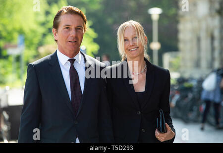 24 avril 2019, Basse-Saxe, Hanovre : Bela Anda (l), journaliste, et sa femme, Ina Tenz, journaliste, venir à une réception de la ville de Hanovre pour le 75e anniversaire de l'ancien chancelier Schröder dans la nouvelle mairie. Photo : Christophe Gateau/dpa Banque D'Images