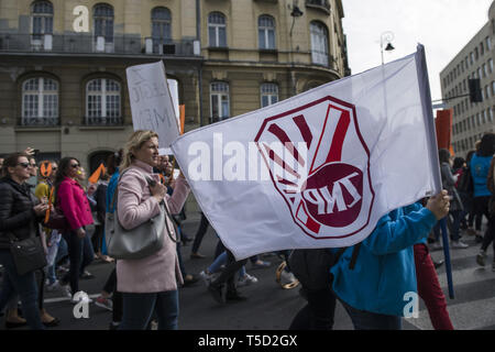 Varsovie, Mazowieckie, Pologne. Apr 24, 2019. Une foule de protester contre les enseignants et leurs partisans vu tenant des drapeaux et des pancartes pendant la grève.Le 24 avril était le 17e jour de grève des enseignants polonais. Des milliers d'enseignants et leurs partisans ont défilé à Varsovie, en premier lieu, à l'extérieur du Parlement européen, et après que le ministère de l'éducation nationale (MEN).Les demandes des manifestants sont toujours les mêmes - une augmentation de salaire jusqu'à 1 000 PLN. Credit : Attila Husejnow SOPA/Images/ZUMA/Alamy Fil Live News Banque D'Images