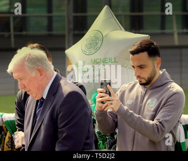 Glasgow, Ecosse, Royaume-Uni. Apr 24, 2019. Billy McNeill statue au Celtic Park, Glasgow, Ecosse, Billy McNeill statue au Celtic Park a été visité par des rangers ancien ennemi le capitaine John Grieg à partir des années 1970 ainsi qu'un ruisseau des supporters de tous les clubs comme d'autres équipes foulards étaient présents. Credit : Gérard ferry/Alamy Live News Banque D'Images