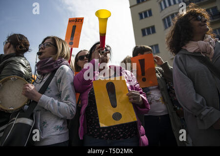 Varsovie, Mazowieckie, Pologne. Apr 24, 2019. Vu les manifestants des sifflets et trompettes de soufflage au cours de la grève.Le 24 avril était le 17e jour de grève des enseignants polonais. Des milliers d'enseignants et leurs partisans ont défilé à Varsovie, en premier lieu, à l'extérieur du Parlement européen, et après que le ministère de l'éducation nationale (MEN).Les demandes des manifestants sont toujours les mêmes - une augmentation de salaire jusqu'à 1 000 PLN. Credit : Attila Husejnow SOPA/Images/ZUMA/Alamy Fil Live News Banque D'Images