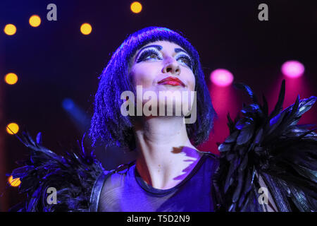 South Bank, Londres, Royaume-Uni. Apr 24, 2019. Bernie Dieter, maîtresse du Chaos. À la suite d'une course à succès à l'Edinburgh Fringe, primé kabarett Bernie superstar Dieter et sa famille en voyage d'inadaptés, mécréants et fantastique freaks sont de retour au Festival sur le bas ventre du South Bank de Londres pour Weimar kabarett, musique, cirque, performance fire eating, mimes et faites glisser tous les spectacles combinés dans la 'Petite Mort Club'. Performances jusqu'à 23 juin 2019. Credit : Imageplotter/Alamy Live News Banque D'Images