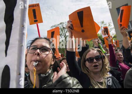 Varsovie, Mazowieckie, Pologne. Apr 24, 2019. Une foule de protester contre les enseignants et leurs partisans vu tenant des pancartes pendant la grève.Le 24 avril était le 17e jour de grève des enseignants polonais. Des milliers d'enseignants et leurs partisans ont défilé à Varsovie, en premier lieu, à l'extérieur du Parlement européen, et après que le ministère de l'éducation nationale (MEN).Les demandes des manifestants sont toujours les mêmes - une augmentation de salaire jusqu'à 1 000 PLN. Credit : Attila Husejnow SOPA/Images/ZUMA/Alamy Fil Live News Banque D'Images