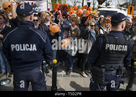 Varsovie, Mazowieckie, Pologne. Apr 24, 2019. Les protestataires sont séparés par la police de l'immeuble du ministère de l'éducation nationale au cours de la grève.Le 24 avril était le 17e jour de grève des enseignants polonais. Des milliers d'enseignants et leurs partisans ont défilé à Varsovie, en premier lieu, à l'extérieur du Parlement européen, et après que le ministère de l'éducation nationale (MEN).Les demandes des manifestants sont toujours les mêmes - une augmentation de salaire jusqu'à 1 000 PLN. Credit : Attila Husejnow SOPA/Images/ZUMA/Alamy Fil Live News Banque D'Images