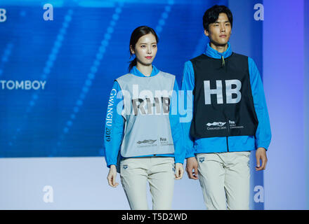 Séoul, Corée du Sud. Apr 24, 2019. Les modèles montrent l'uniforme des Championnats du Monde FINA de Gwangju 2019 à Séoul, capitale de Corée du Sud, le 24 avril 2019. Credit : Xinhua Wang Jingqiang/Alamy Live News Banque D'Images