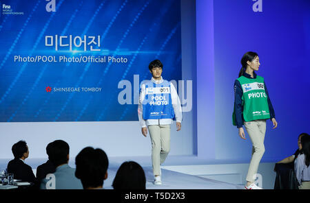 Séoul, Corée du Sud. Apr 24, 2019. Les modèles montrent l'uniforme des Championnats du Monde FINA de Gwangju 2019 à Séoul, capitale de Corée du Sud, le 24 avril 2019. Credit : Xinhua Wang Jingqiang/Alamy Live News Banque D'Images