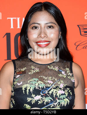 MANHATTAN, NEW YORK CITY, NEW YORK, USA - 23 avril : Yalitza actrice Aparicio wearing Red Valentino arrive à l'heure 100 2019 Gala tenu au Frederick P. Rose Hall au Jazz at Lincoln Center le 23 avril 2019 à Manhattan, New York City, New York, United States. (Photo par Image Press Office) Banque D'Images