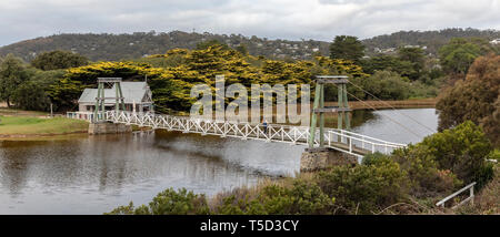 Suspension passerelle au-dessus de la rivière Erskine à Lorne le long de la Great Ocean Road, Victoria, Australie Banque D'Images