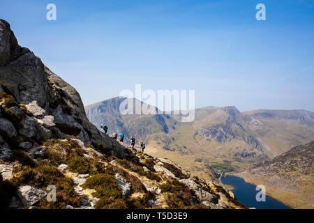 Les randonneurs randonnées escalade du mont crête au-dessus du nord Tryfan Llyn Lac Ogwen en montagnes de Snowdonia National Park. Ogwen, Conwy, Pays de Galles, Royaume-Uni, Angleterre Banque D'Images