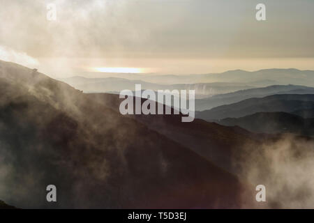 Couches Smoky Mountain voir l'océan Atlantique à l'avant-plan. Au nord du Portugal. Banque D'Images