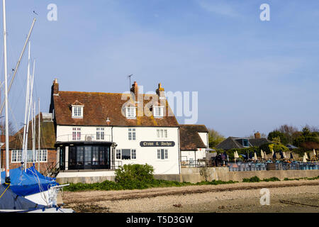 La Couronne et Anchor pub sur Chichester harbour front de mer. Quai de Dell, West Sussex, Angleterre, Royaume-Uni, Angleterre Banque D'Images