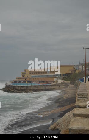 Piscine d'un hôtel à la fin de la photo sur un jour nuageux à Playa Grande à Colares. La nature, l'architecture, l'histoire, la photographie de rue. 13 avril, 2014. Banque D'Images