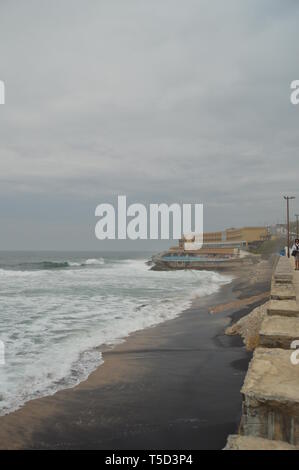 Piscine d'un hôtel à la fin de la photo sur un jour nuageux à Playa Grande à Colares. La nature, l'architecture, l'histoire, la photographie de rue. 13 avril, 2014. Banque D'Images