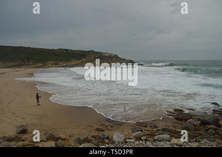 Personne Pêche sur un jour nuageux sur Grande Plage de Colares. La nature, l'architecture, l'histoire, la photographie de rue. 13 avril, 2014. Colares, Sintra, Lisbonne, Po Banque D'Images