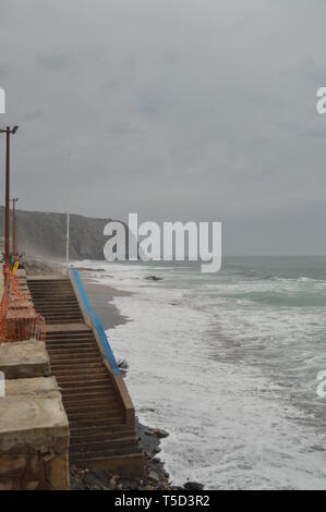 Escaliers d'accès à la plage sur un jour nuageux à Playa Grande à Colares. La nature, l'architecture, l'histoire, la photographie de rue. 13 avril, 2014. Colares, S Banque D'Images