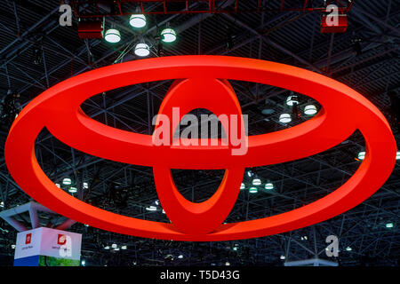New York, NY USA - Le 20 avril, le LOGO TOYOTA sur l'affichage à New York International Auto Show à Jacob Javits Center Banque D'Images