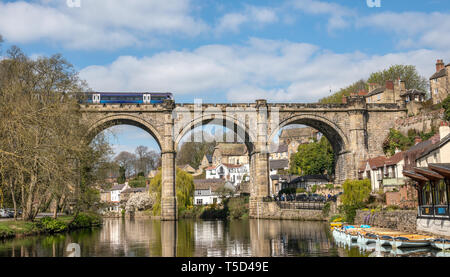 Knaresborough avec River Nidd et viaduc de chemin de fer, Yorkshire, Royaume-Uni Banque D'Images