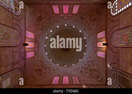 Dôme décoré la médiation de plafond orné de décorations à motif floral de Khayer Bek Mausolée, Darb al Ahmar, Le Caire, Egypte Banque D'Images