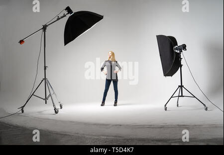 Studio photo fille avec des projecteurs, en pleine croissance. Banque D'Images