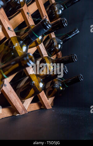 Des bouteilles vides sur le shelf.interior décoratif des éléments décoratifs Banque D'Images