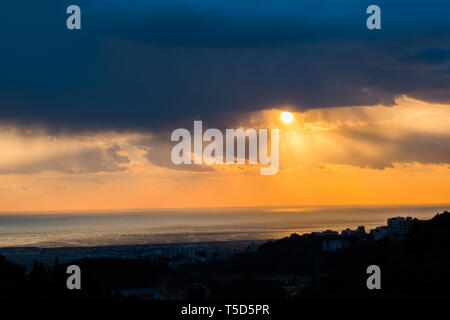 C'est une capture d'un coucher du soleil à Beyrouth et vous pouvez voir la couleur orange formé par le soleil et l'horizon magnifique Banque D'Images