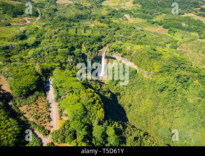 Vue aérienne de la célèbre cascade de Chamarel dans l'île tropicale de l'Ile Maurice dans la jungle verte Banque D'Images