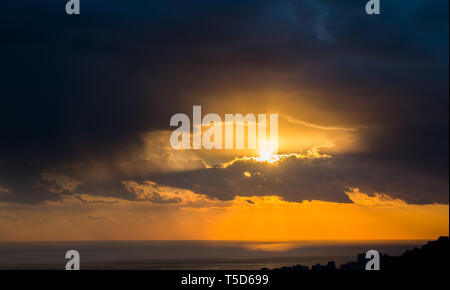 C'est une capture d'un coucher du soleil à Beyrouth et vous pouvez voir la couleur orange formé par le soleil et l'horizon magnifique Banque D'Images