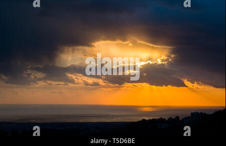 C'est une capture d'un coucher du soleil à Beyrouth et vous pouvez voir la couleur orange formé par le soleil et l'horizon magnifique Banque D'Images