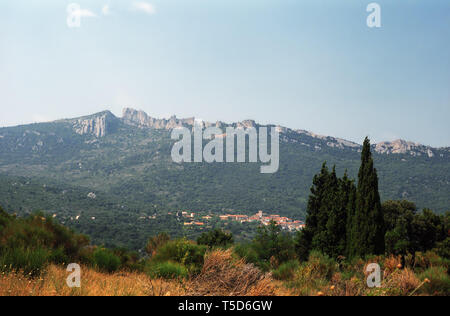 Duilhac-sous-Peyrepertuse et sa ruine chateau perché sur la montagne, Aude, Occitanie, France Banque D'Images
